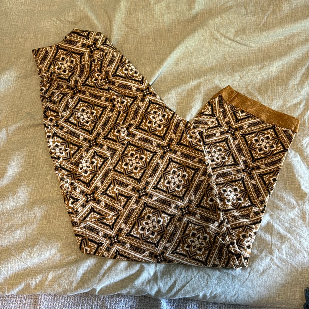Great ankle pant in size XL. Fun pattern and soft fabric with stretch